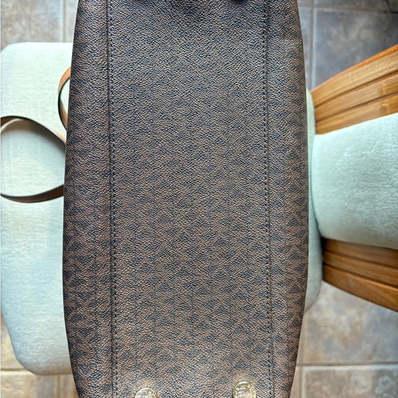 Michael Kors Brown Shoulder Bag with Gold-Tone Hardware. Medium size - Picture 4 of 15